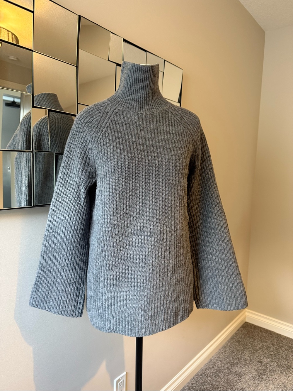 Aritzia Wilfred 100% Merino wool Sweater size small
